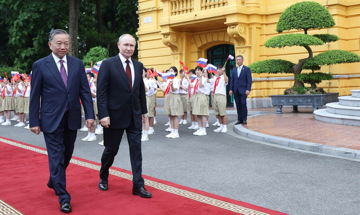 
					President Vladimir Putin with Vietnamese counterpart To Lam.					 					kremlin.ru				