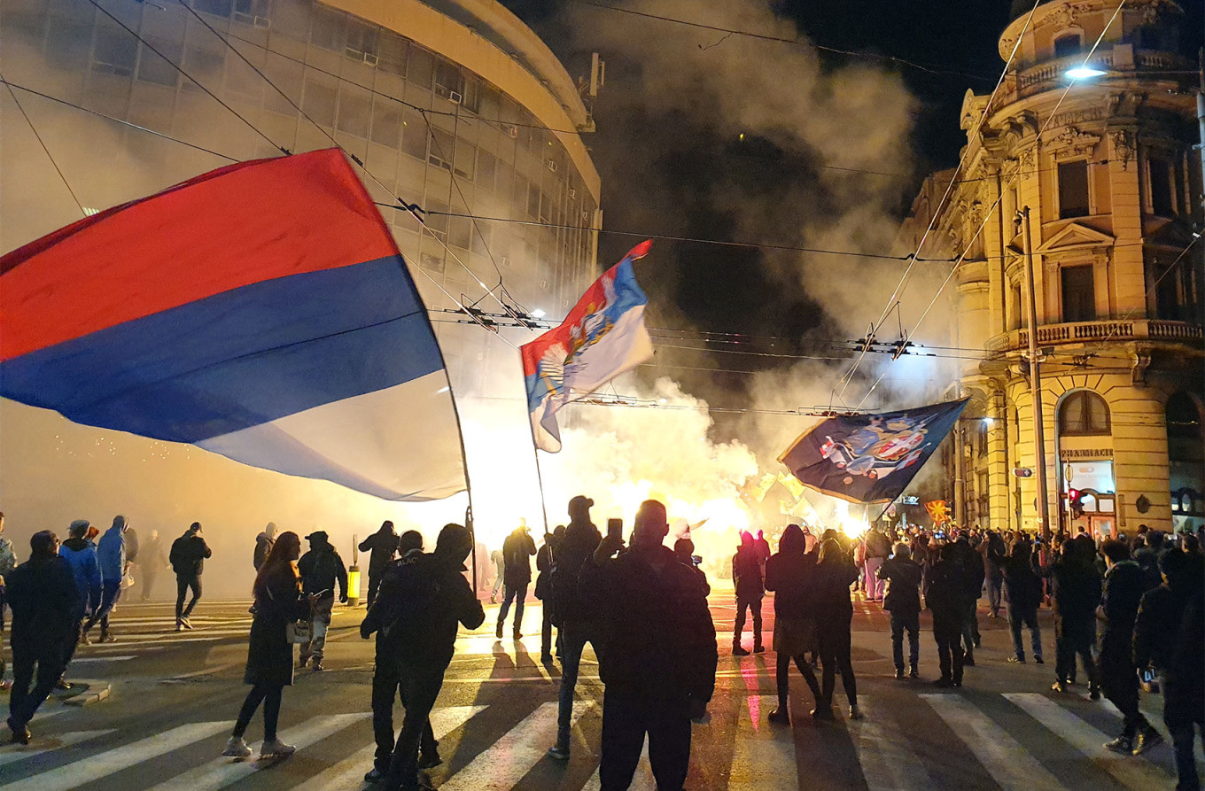 
					People take part in a rally in support of Russia in central Belgrade. 					 					Pavel Bushuyev / TASS				