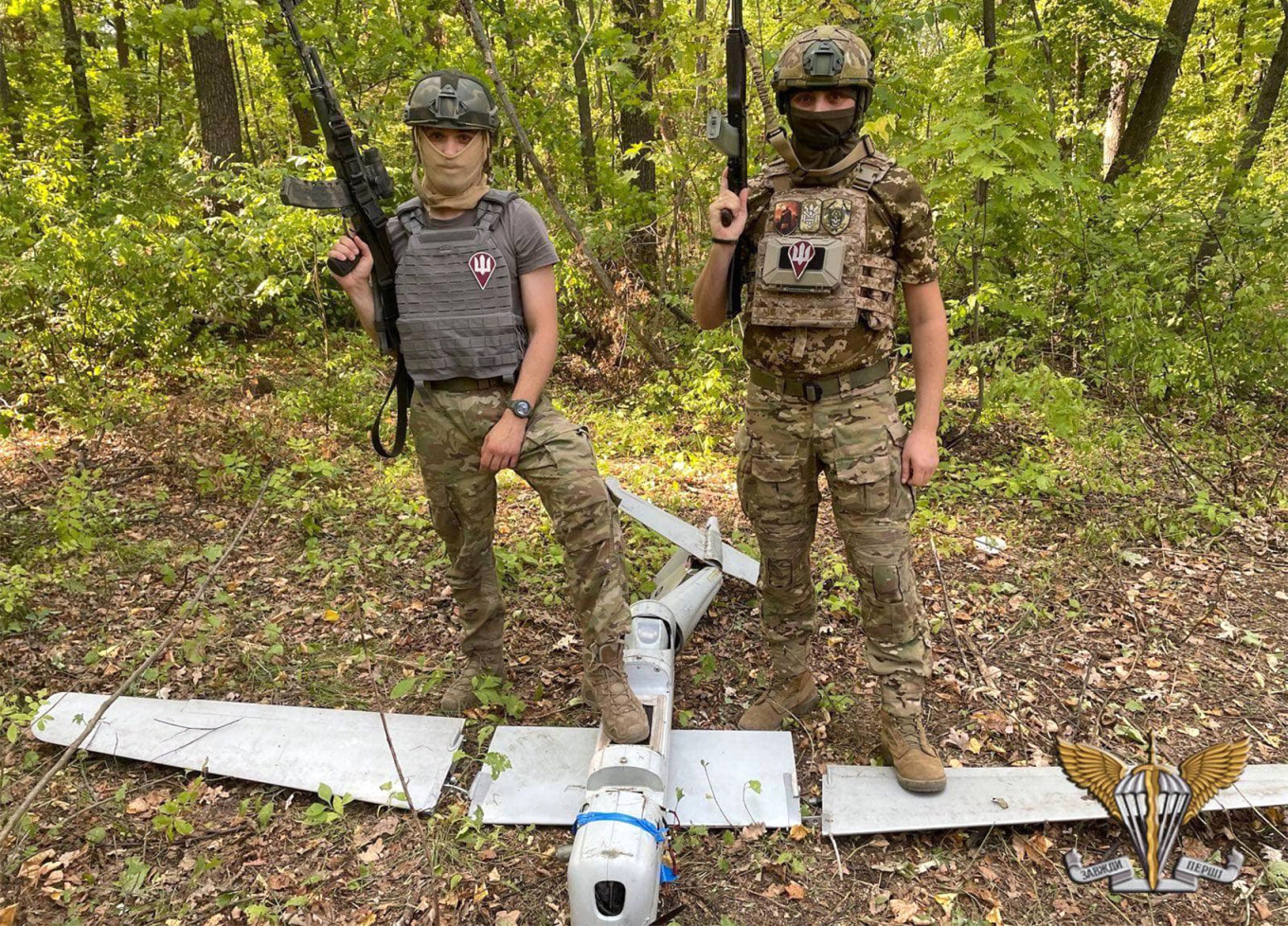 
					Ukrainian servicemen with downed Russian drone.					 					dshv.mil.gov.ua (CC BY 4.0)				