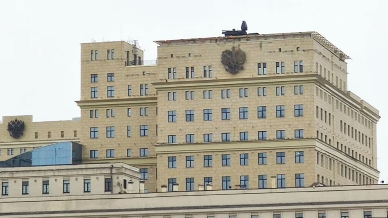 
					A Pantsir-S1 on the roof of the Defense Ministry headquarters in Moscow. 					 					t.me/NEWS_SIRENA				