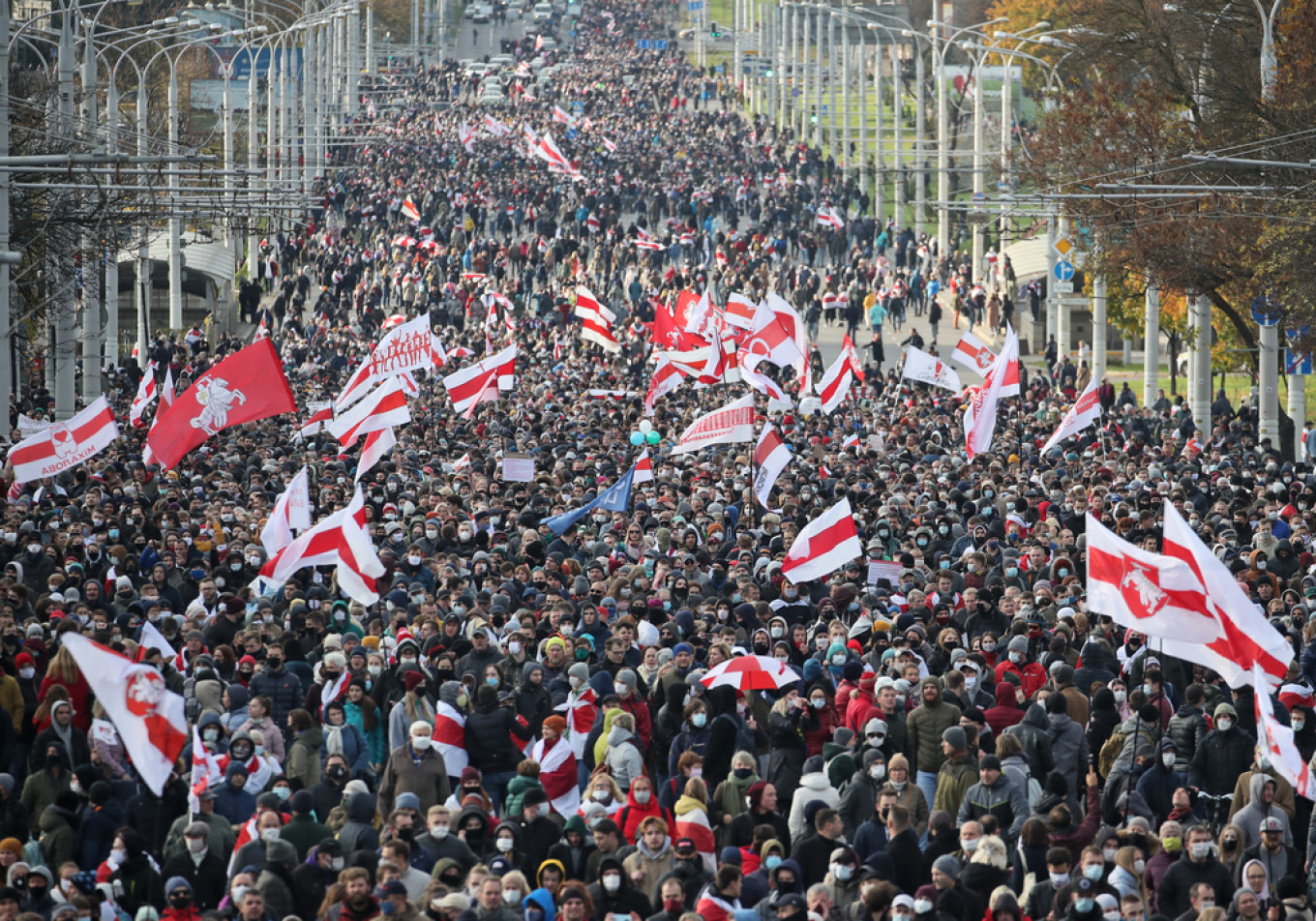 Белорусы маршируют, несмотря на угрозу полиции открыть огонь
