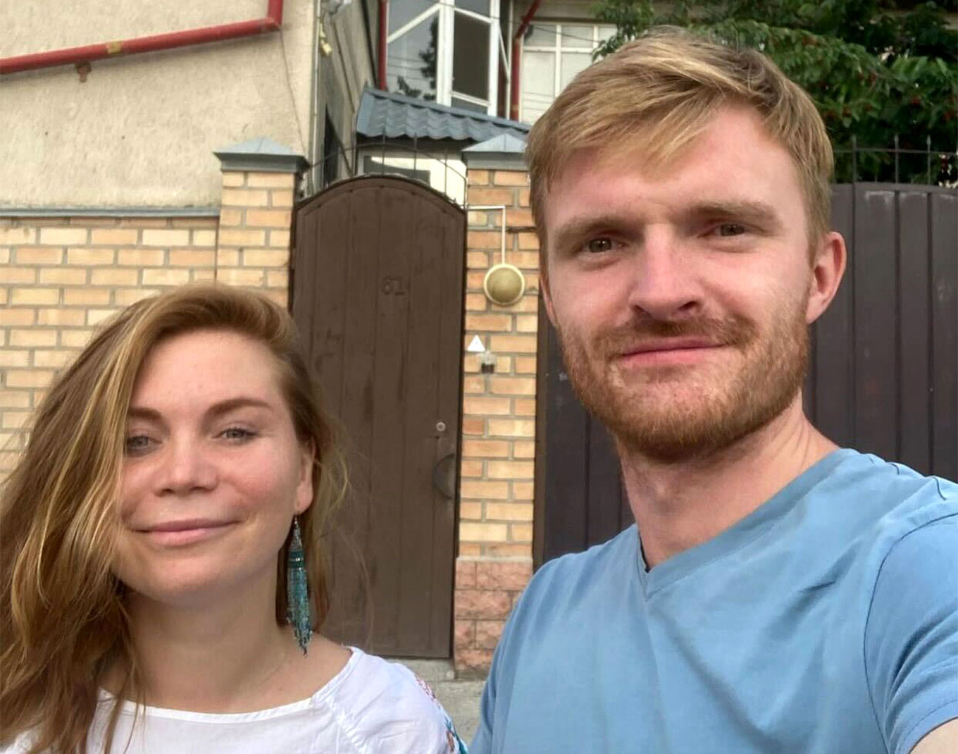 
					Yulia and Ilya Kuleshov in front of their "Red Roof" house.					 					Ilya Kuleshov				