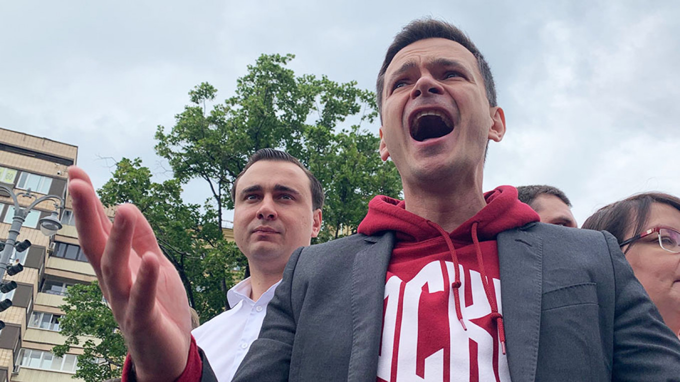 Ivan Zhdanov (kiri) dengan Ilya Yashin (tengah) selama protes pada 14 Juli di Moskow.  Evan Gershkovich / MT