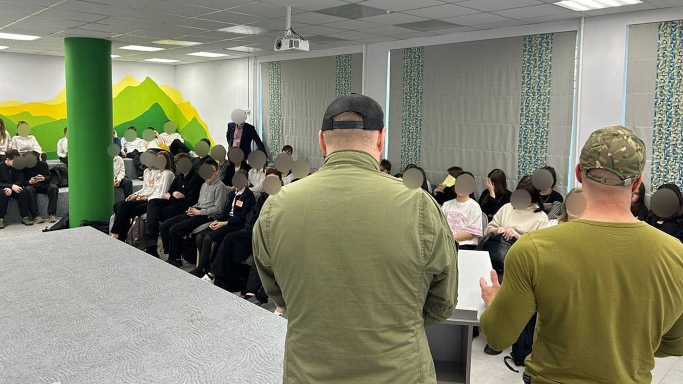 
					Schoolchildren in St. Petersburg attend a “lesson of courage” with Rusich members.					 					@dshrg2 / Telegram				