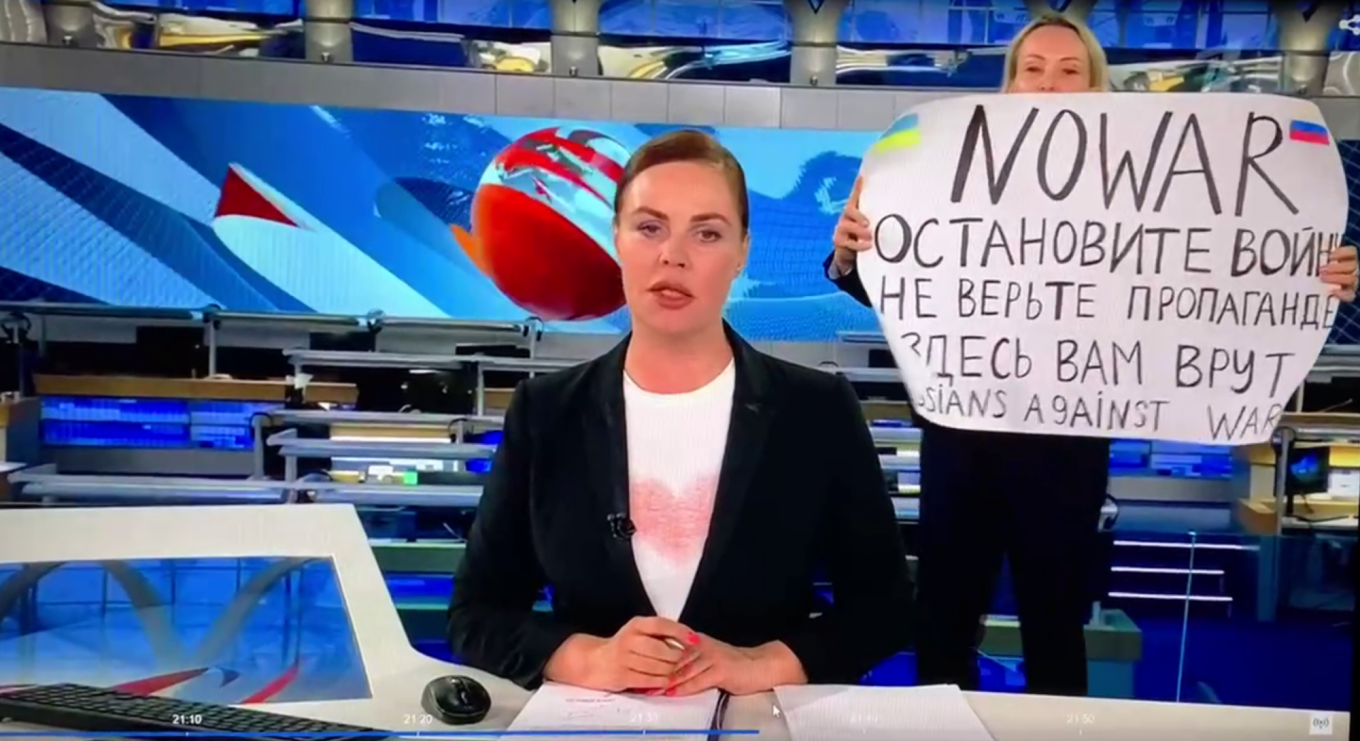 
					Ovsyannikova's poster said in Russian: "Stop the war. Don't believe the propaganda. Here they are lying to you."					 					Screenshot Channel 1				