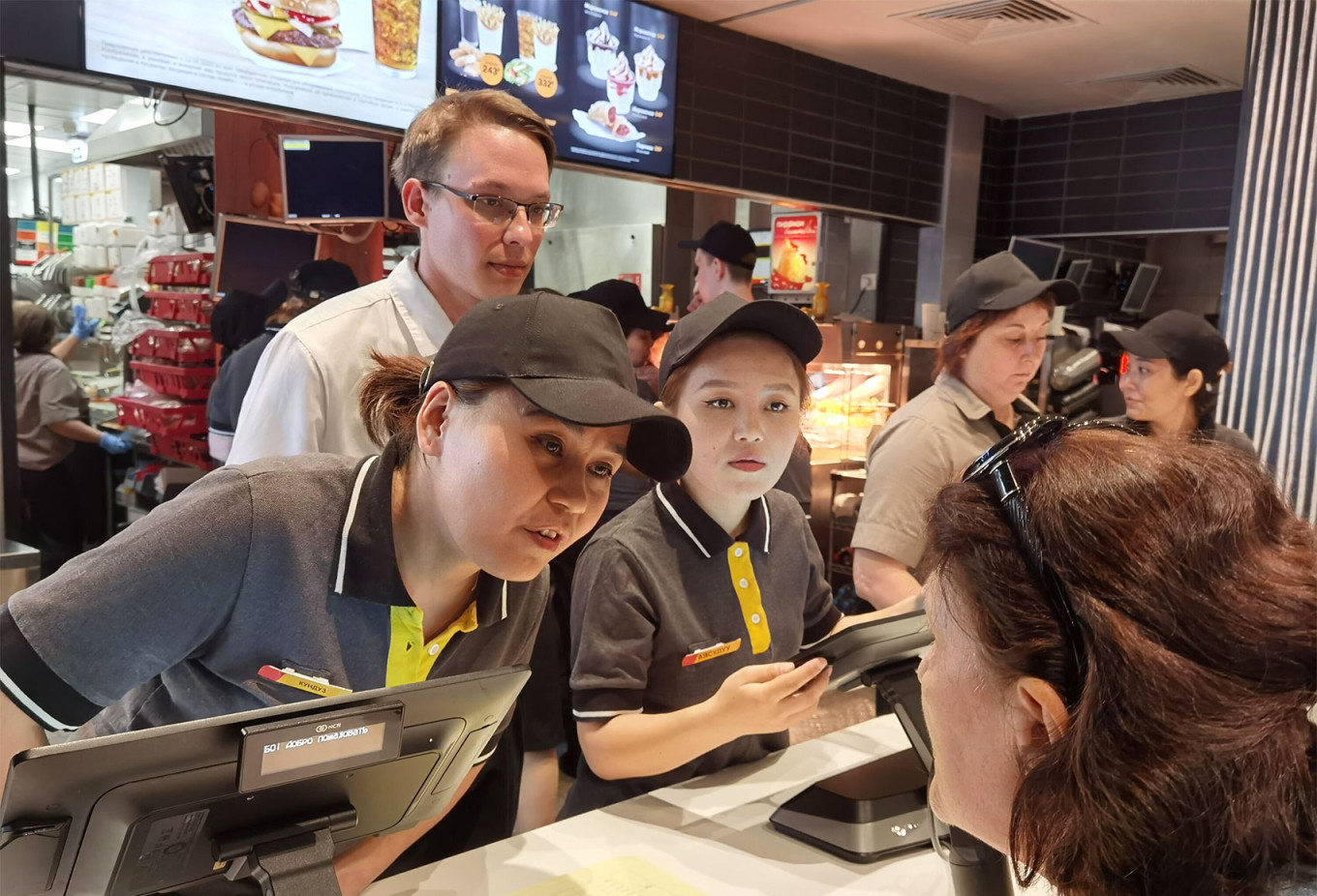 
					Staff at a Vkusno i Tochka fast food restaurant in Moscow.					 					Moskva News Agency				