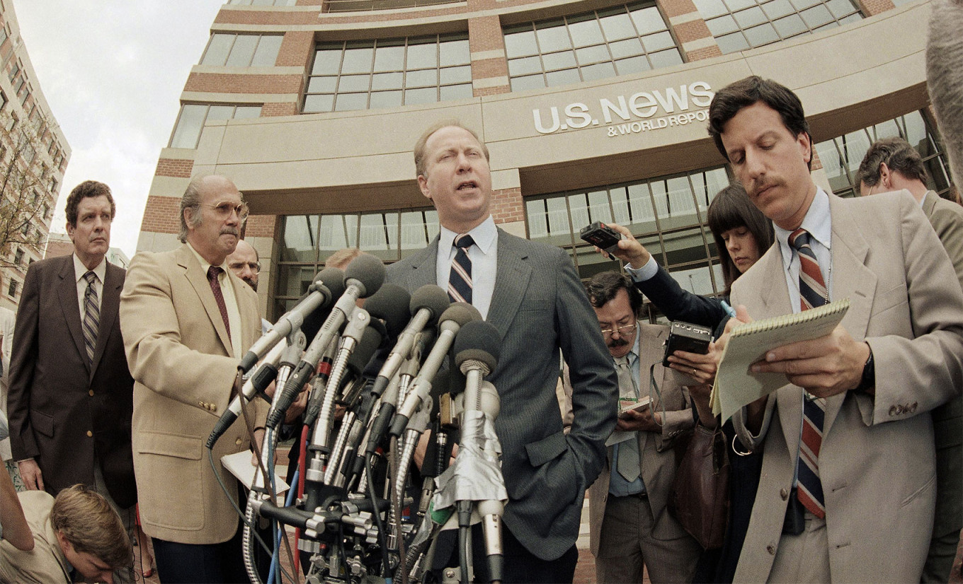 U.S. News and World Report editor David Gergen talks to reporters about the release of Nicholas Daniloff in Washington on Sept. 29, 1986. Scott Applewhite / AP / TASS