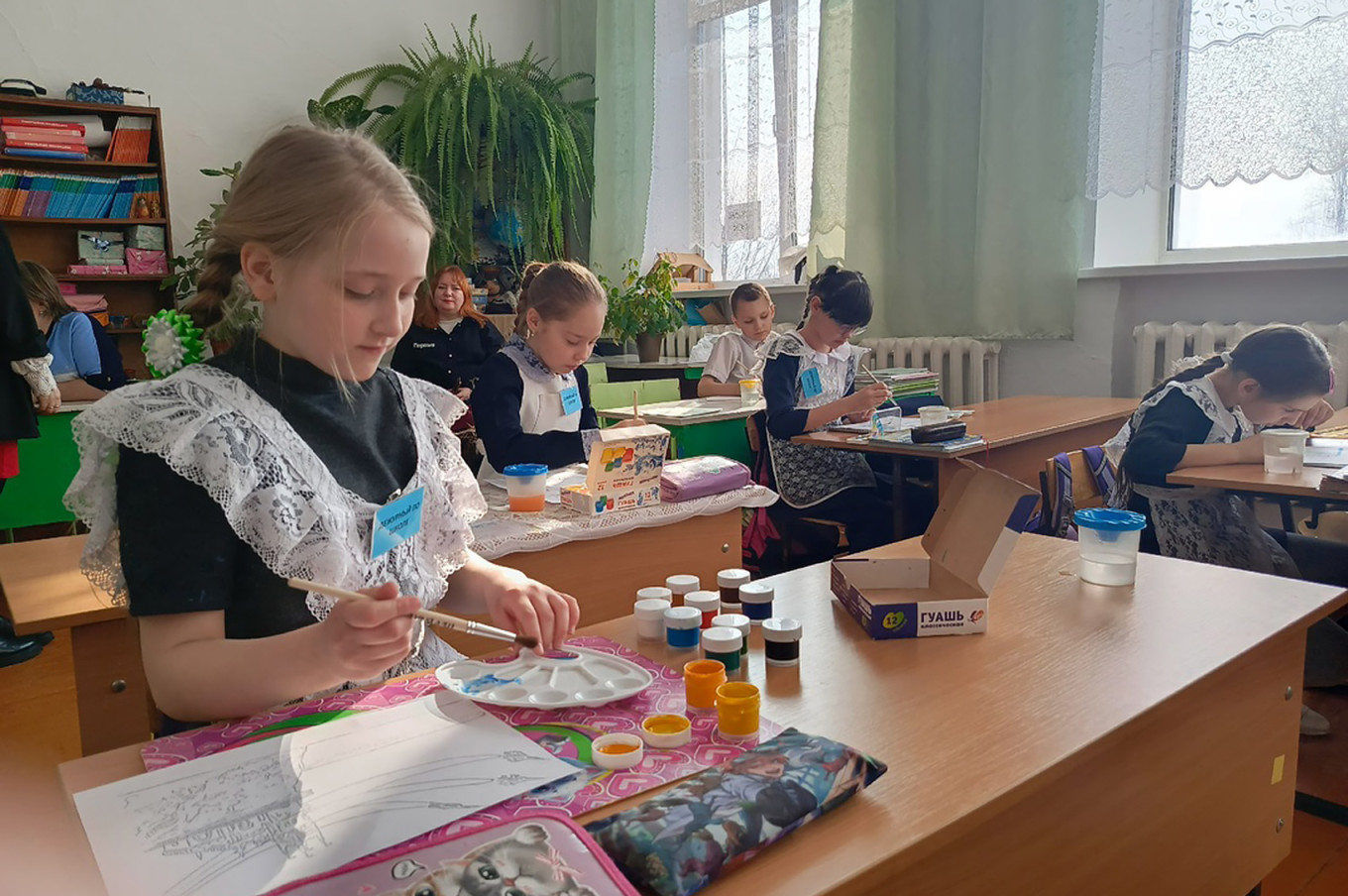 
					Schoolchildren from the Kemerovo region paint the Swallow’s Nest fortress in Crimea.					 					VK				