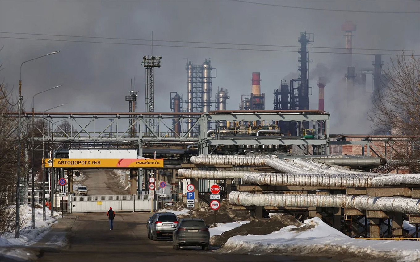 
					Smoke rises over the Ryazan oil refinery hit by fire. 					 					Alexander Ryumin / TASS				