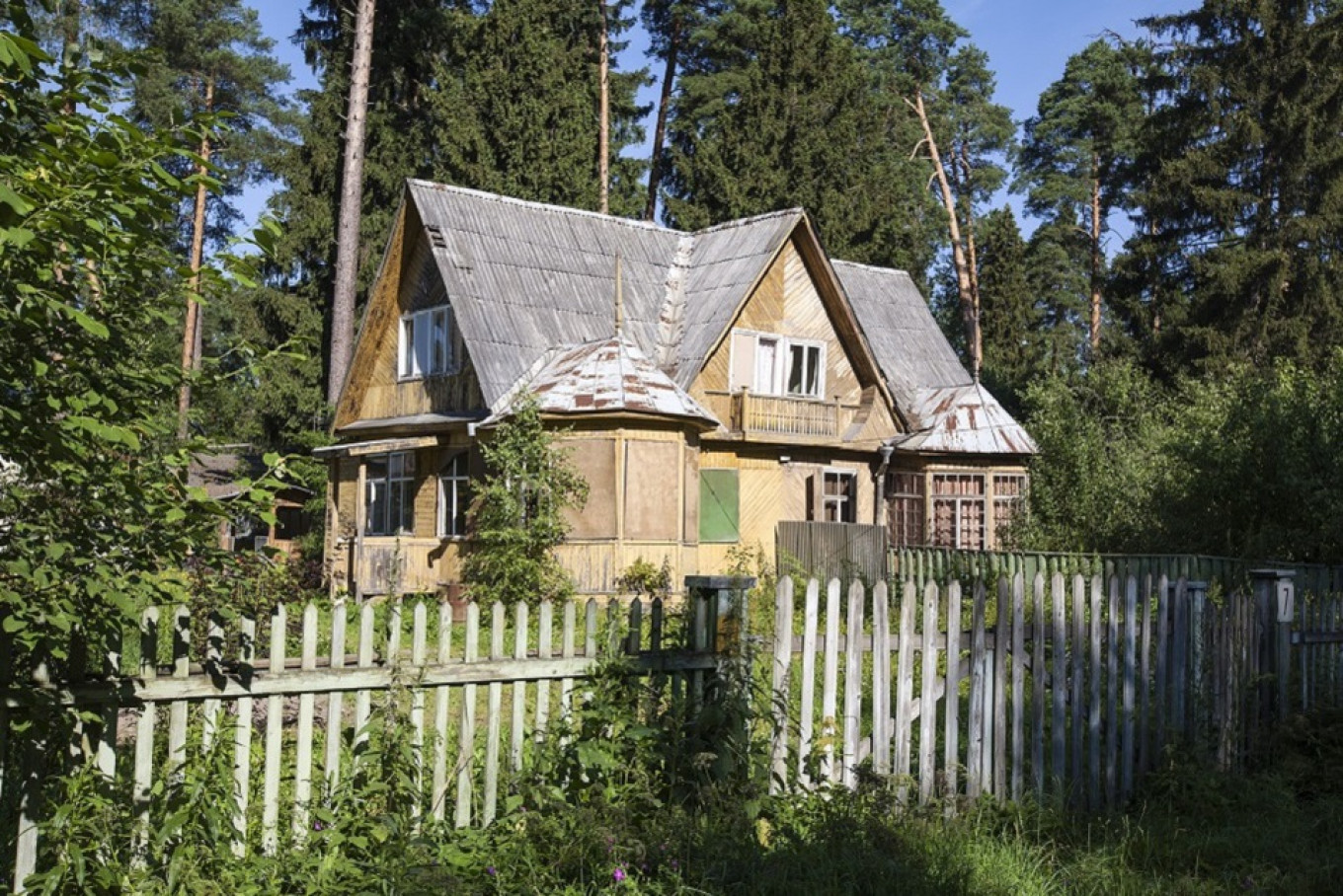 Lead spindle whorl Russia Disbands the Concept of ‘Dacha’