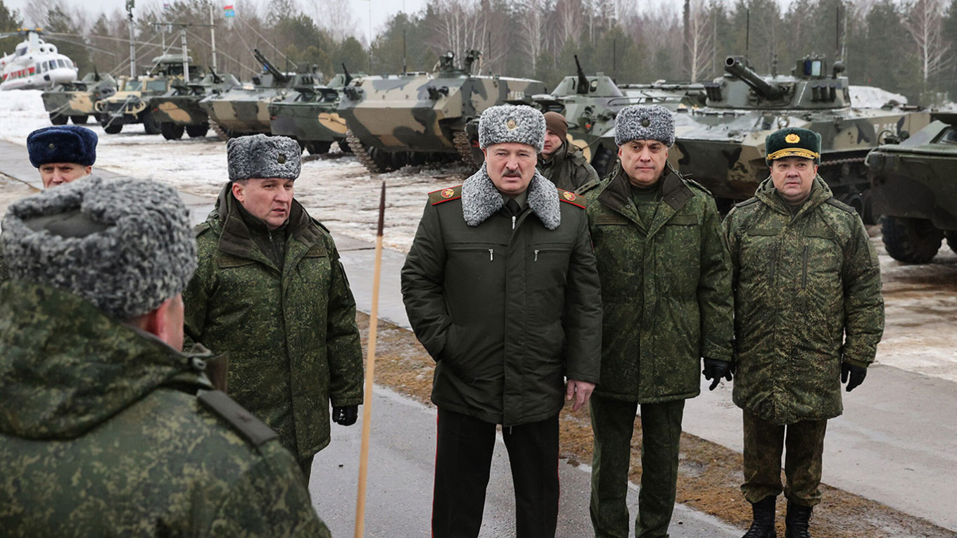 
					Alexander Lukashenko (C) at the exercise of the Armed Forces of Belarus and Russia.					 					president.gov.by				