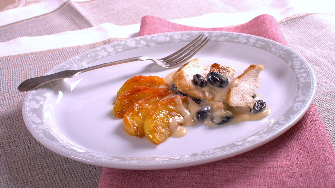 
					Guinea fowl with apples.					 					Courtesy of the authors				