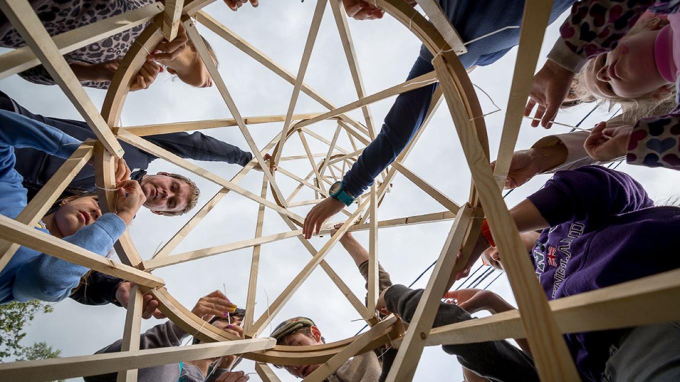 
					Tour groups study Shukhov’s engineering.					 					MOSCOW THROUGH THE ENGINEER'S EYES				