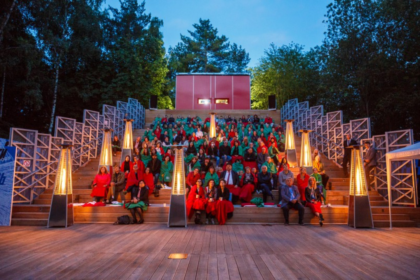 
					Cool nights don't deter movie lovers at Sokolniki Park.					 					Pioner				