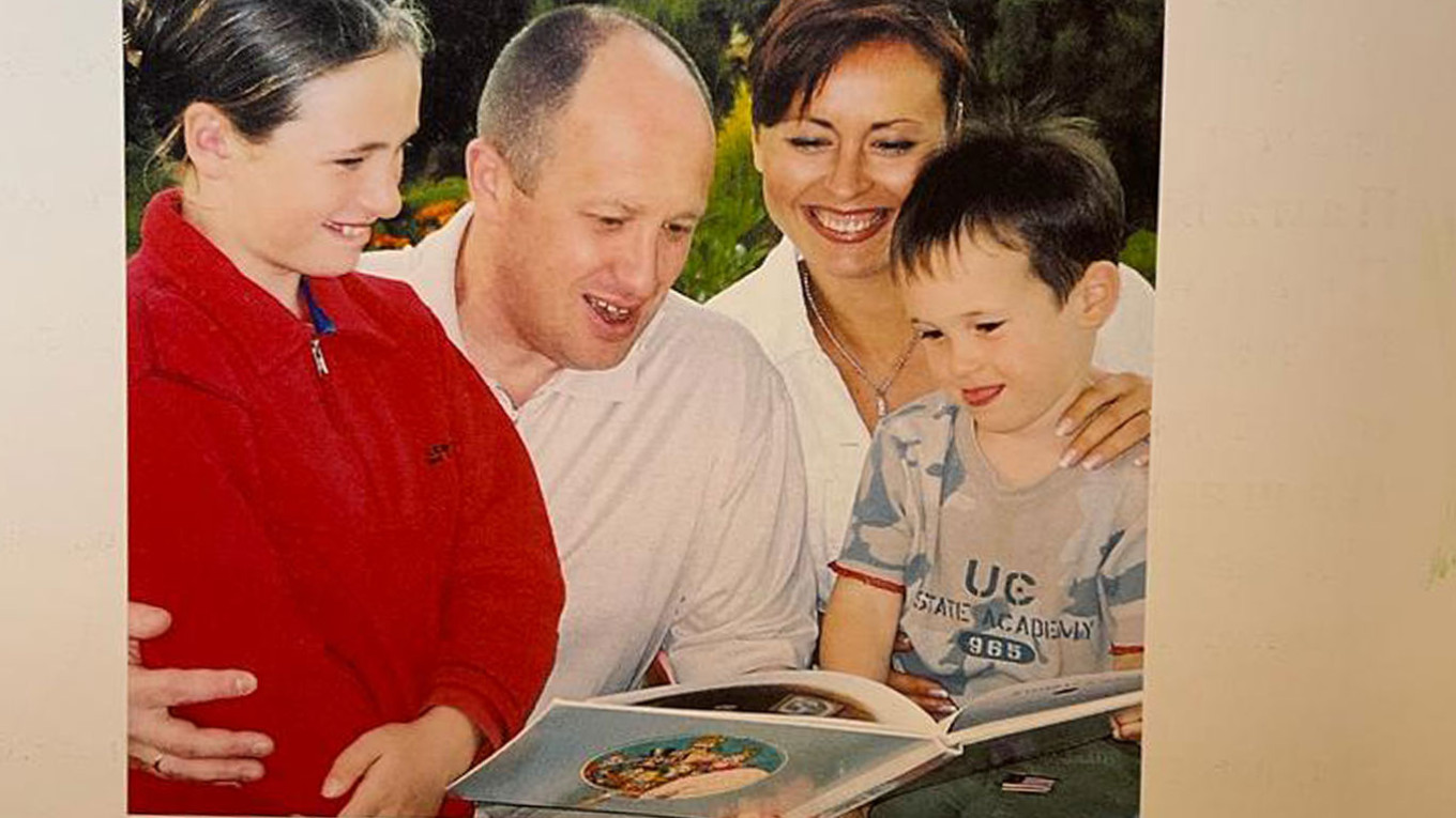 
					Yevgeny Prigozhin with his wife and children in a photo from "Indraguzik."					 					MT				