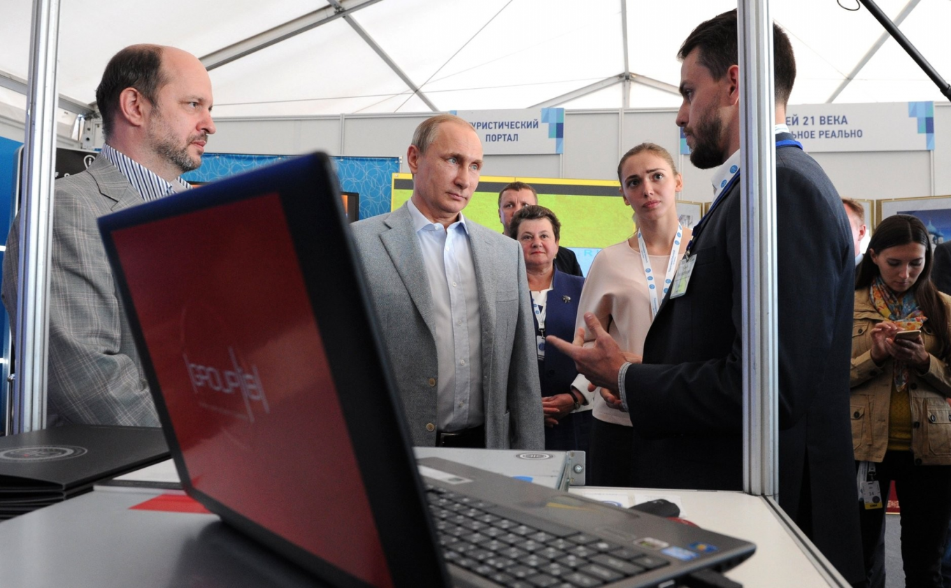 
					Ilya Sachkov (R) meets President Vladimir Putin at an IT projects exposition in 2015.					 					Kremlin.ru				