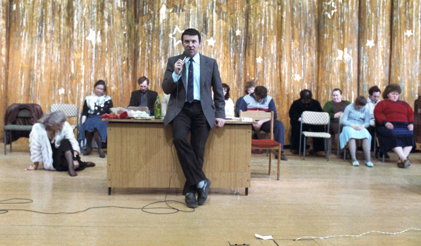 
					Anatoly Kashpirovsky during a session of mass hypnosis in Moscow. 					 					Robert Netelev / TASS				