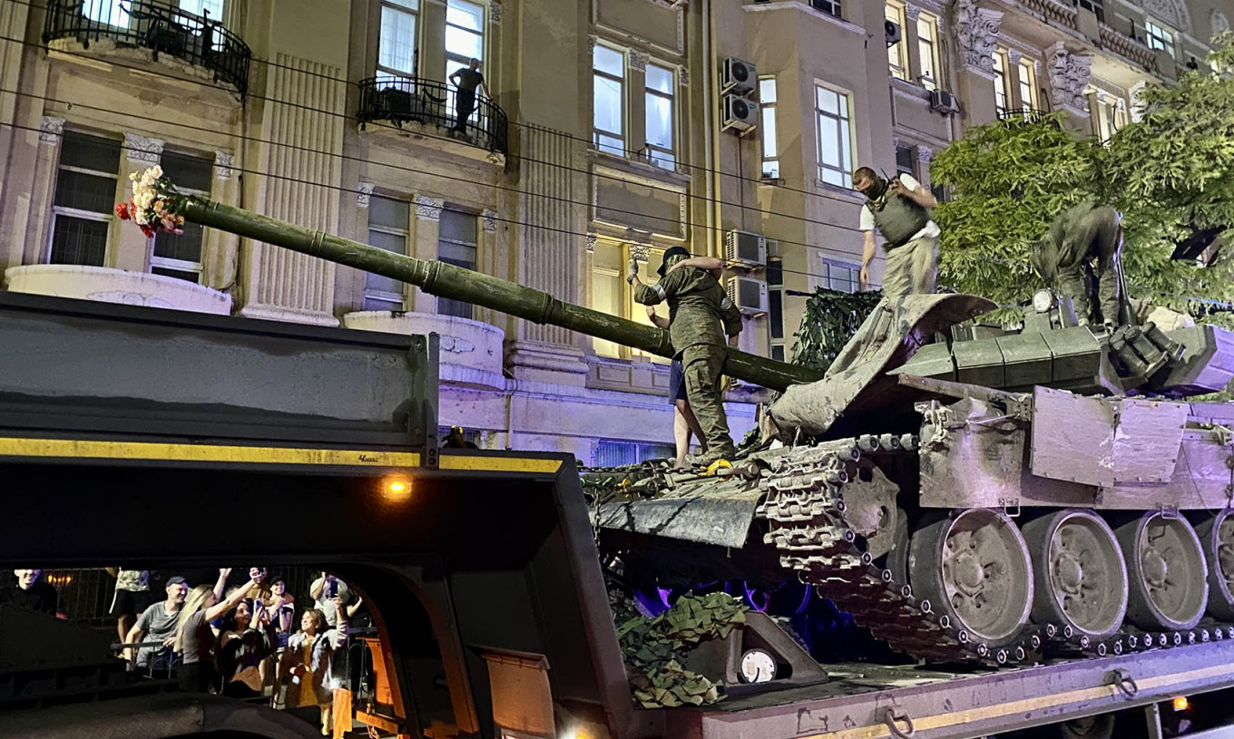 A civilian hugs a Wagner fighter on a tank with flowers in its muzzle after the end of the mutiny. Fargoh / Wikimedia Commons