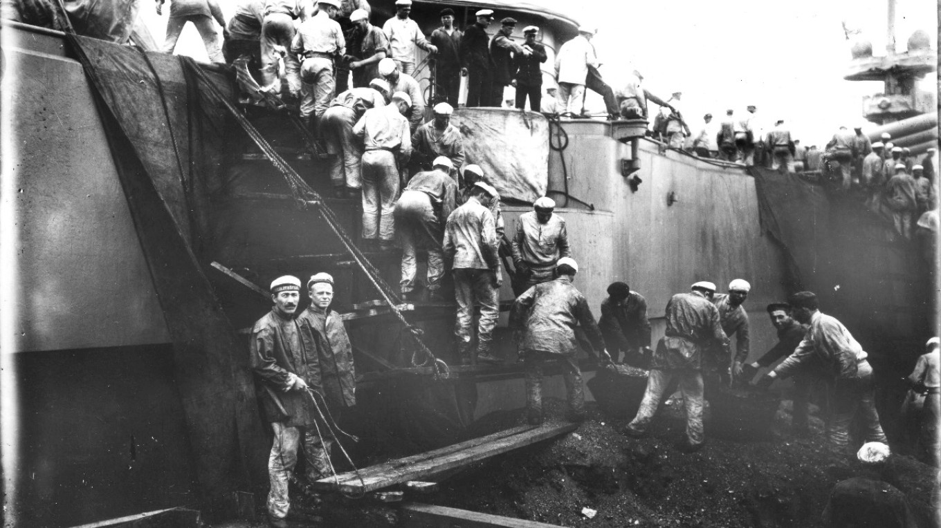 
					Loading coal on a battleship (1915). 					 					Wikimedia Commons				
