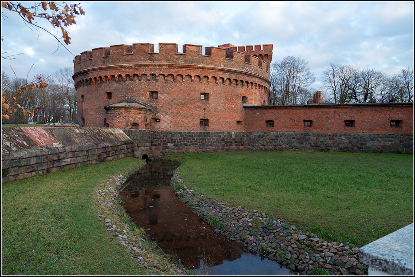 
					Almost none of Konigsberg's old city remains in Kaliningrad, but many of the city gates and bastions have survived.					 					SKYSCRAPERCITY.COM				