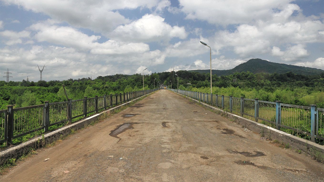 
					Bridge over the Inguri River on the border between Georgia and Abkhazia.					 					 Marcin Konsek (CC BY-SA 4.0)				