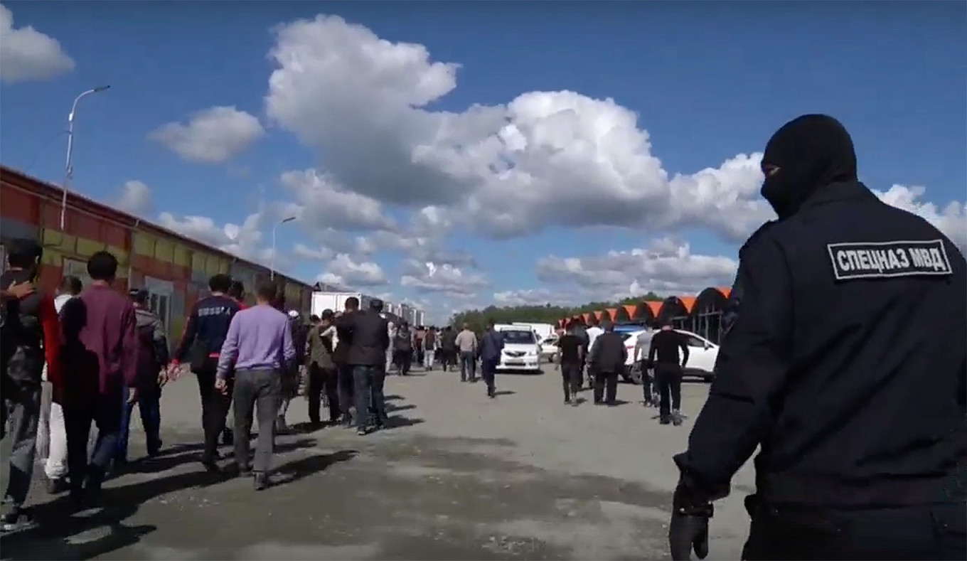 A raid to detect illegal migrants in Chelyabinsk. 31tv.ru