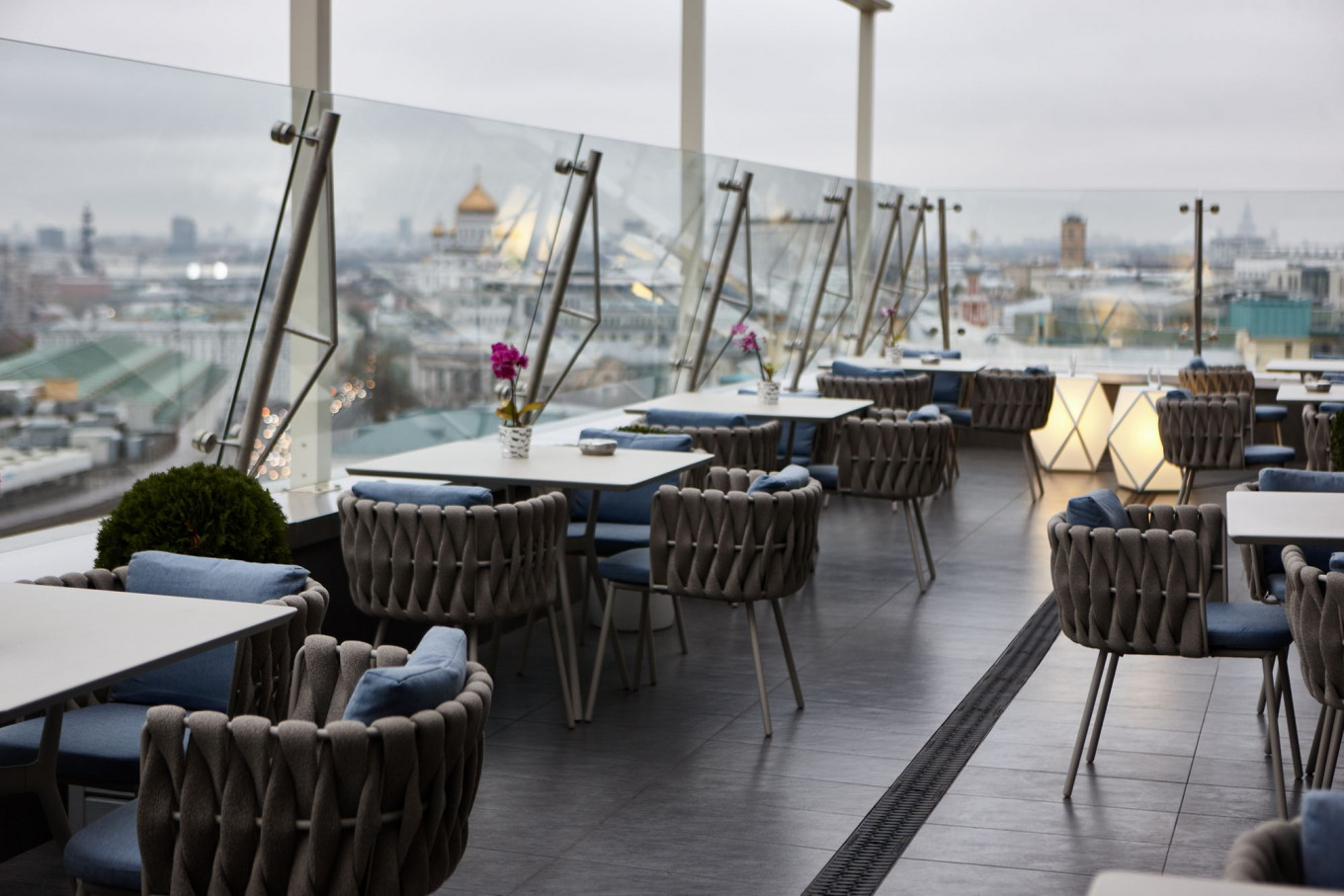 
										 					O2 LOUNGE RITZ CARLTON				