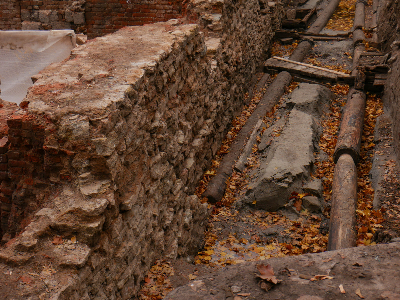 
					Original wooden floorboards and other constructions have been found at the site.					 					Daniel Kozin / MT				