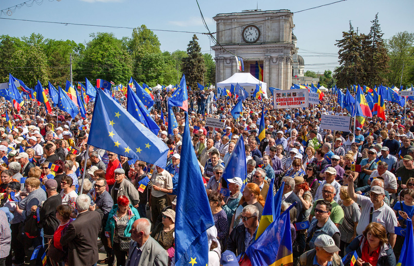 Unjuk rasa pro-UE di Chisinau pada 21 Mei 2023. Elena Covalenco / AFP