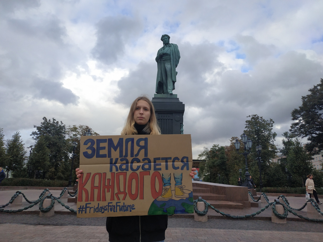 
					Single Picket in Moscow on Sept. 20					 					Greenpeace Press Service				