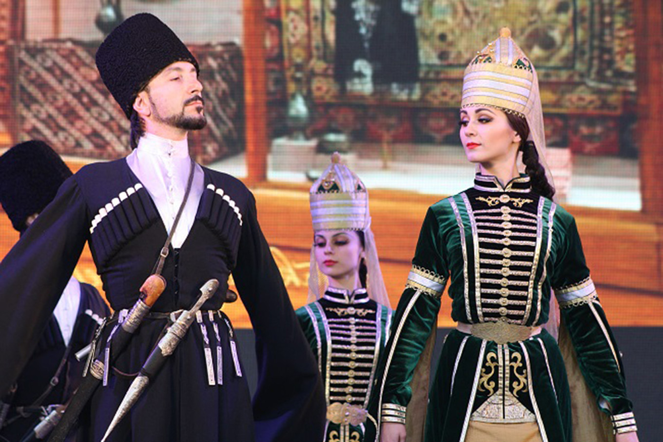 
					A man and a woman in traditional Circassian costume.					 					tanci-kavkaza.ru				