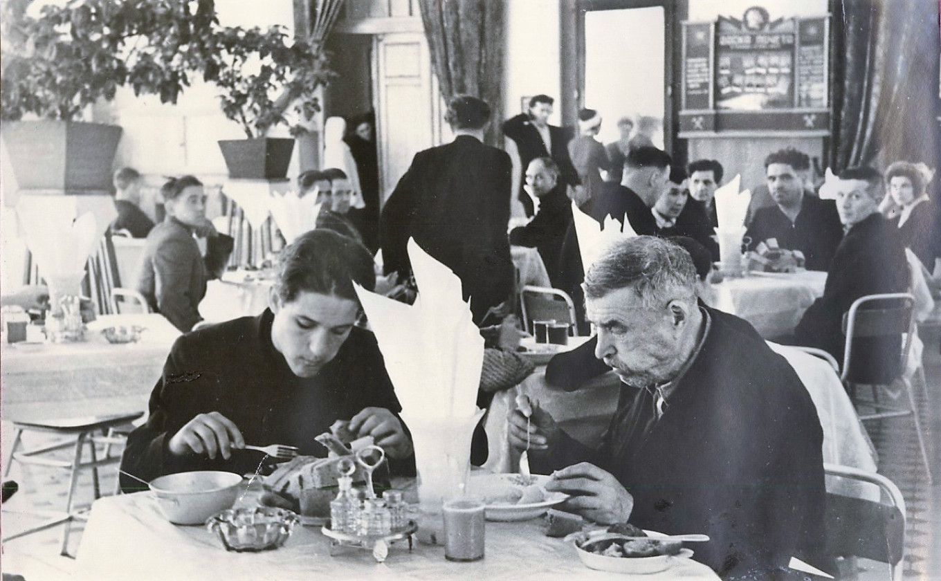 
					Salt, pepper, mustard and vinegar were always on the table in Soviet eateries (photo from the 1970s).					 					Wikimedia Commons				