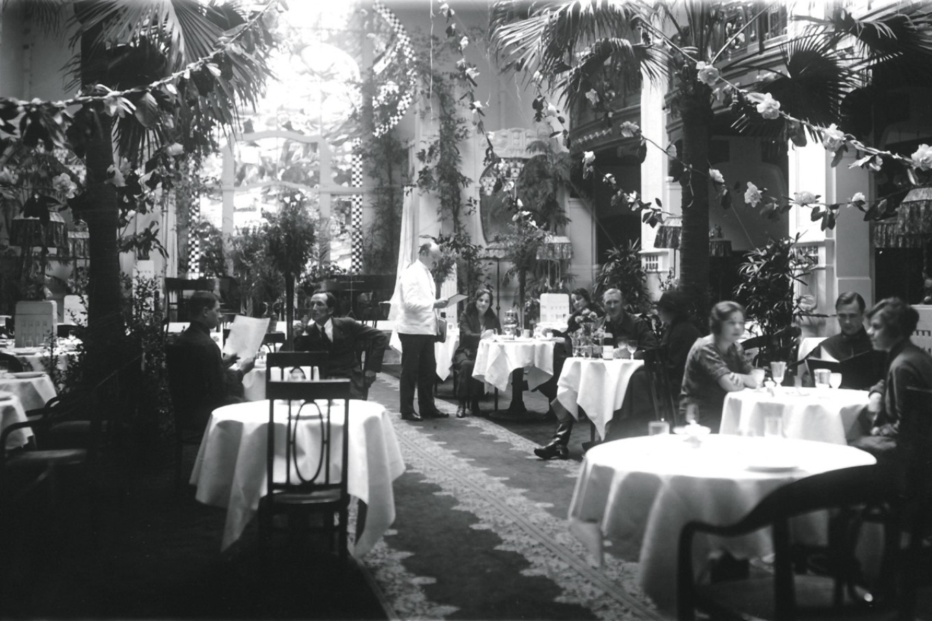 
					NEP period restaurant: Grand Hotel Europe, Leningrad, 1925)					 					WikiCommons				