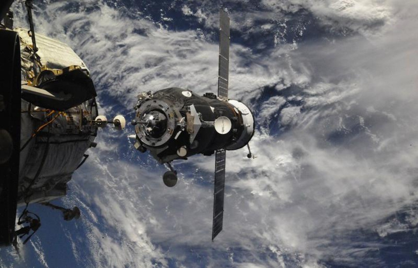 russian spacecraft thrusters international space station