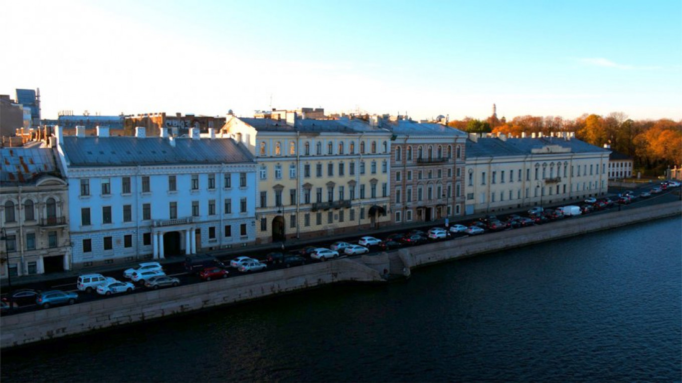 
					Pushkin's house at Kutuzova embankment, 32 (a yellow facade). 					 					квартирапушкина.рф / RBC				