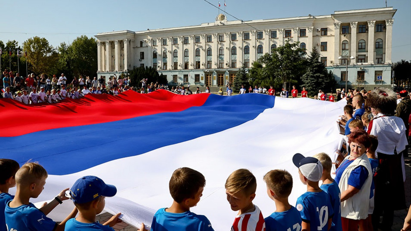 Russia Marks National Flag Day With 100kg Flag and Pomp
