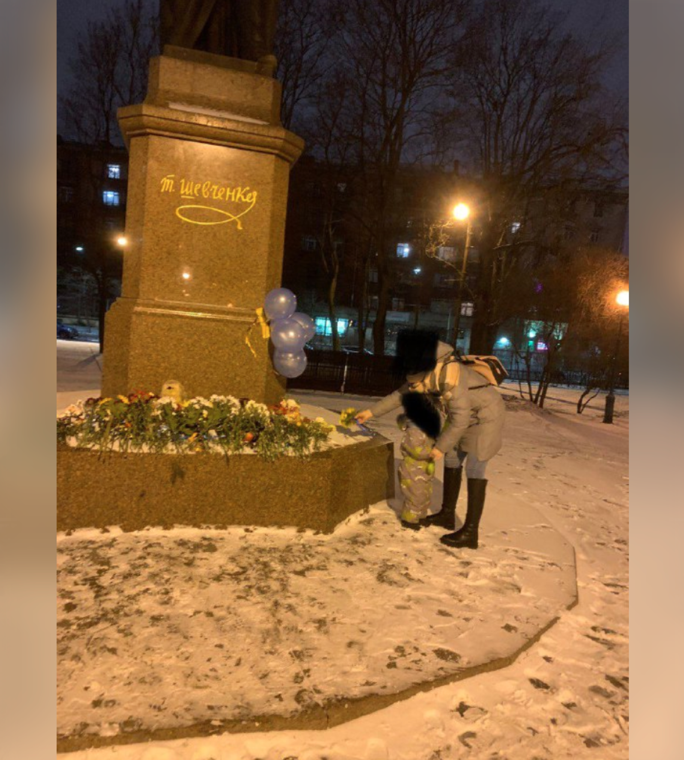 
					A woman is seen laying flowers at a statue of Taras Shevchenko in St. Petersburg.					 					Mozhem Obyasnit' / Telegram				