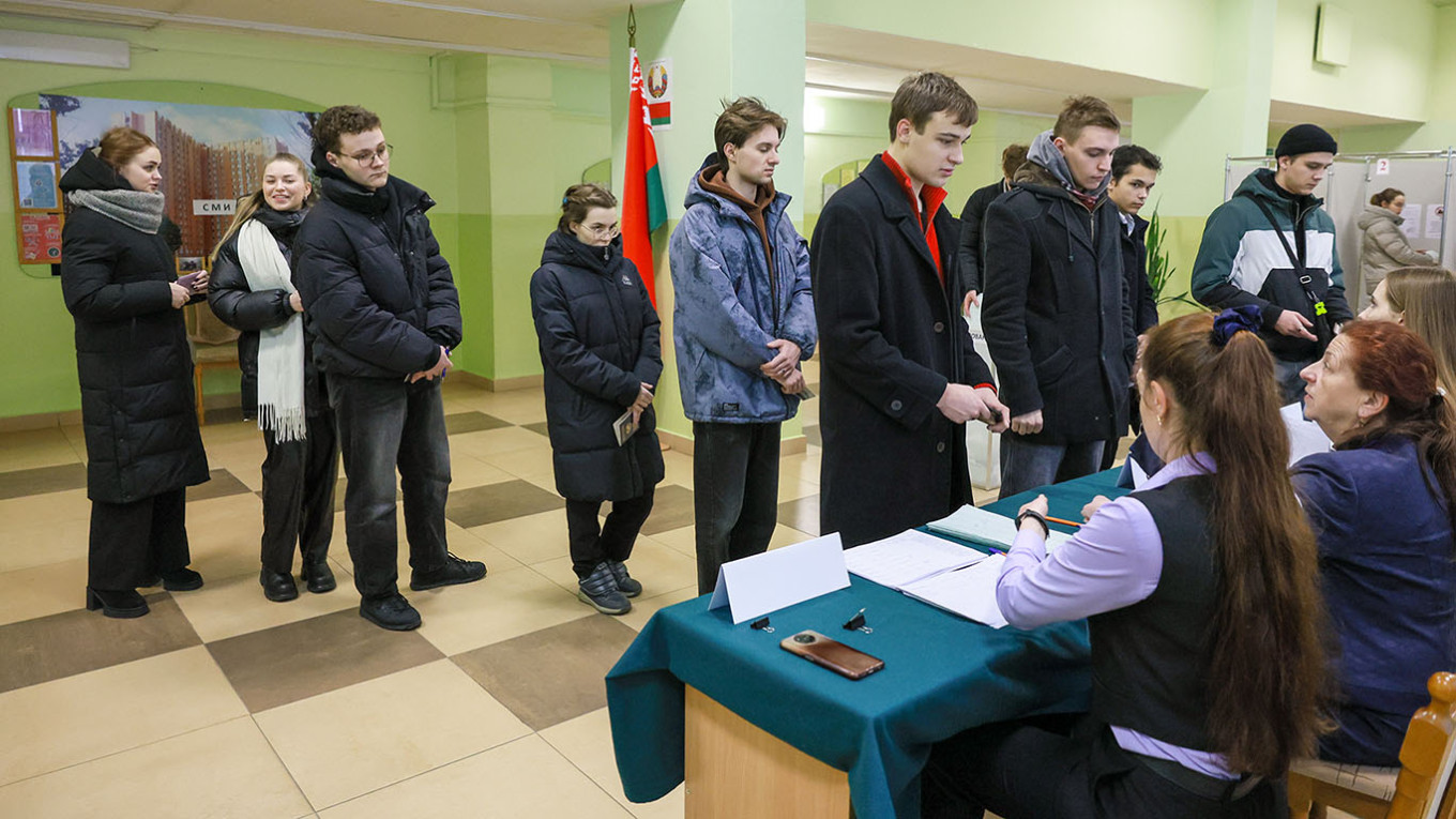 
					People queue at a polling station during early voting in the 2025 Belarusian presidential election.					 					Vladimir Smirnov / TASS				