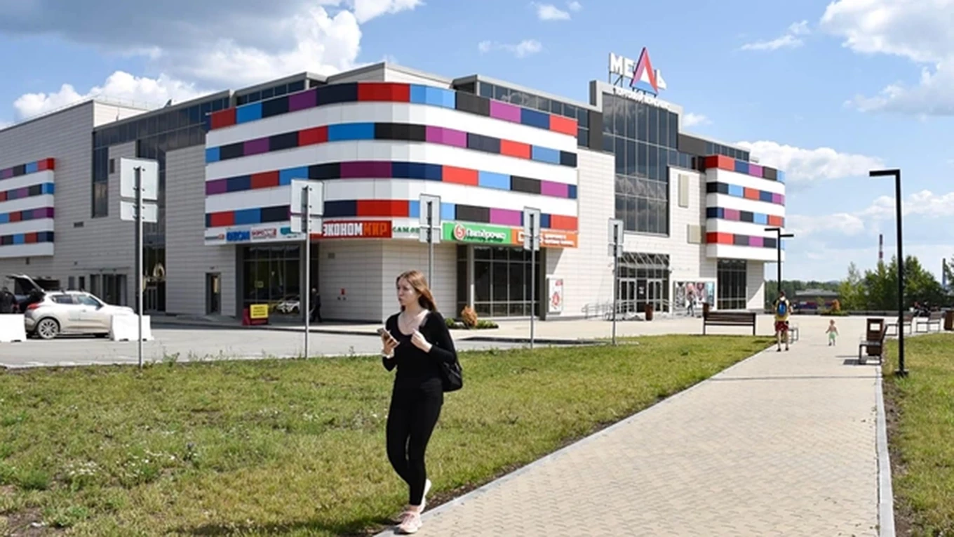 
					Shopping mall in the 'New Karabash' neighborhood.					 					Artyom Krasnov / 74.ru				