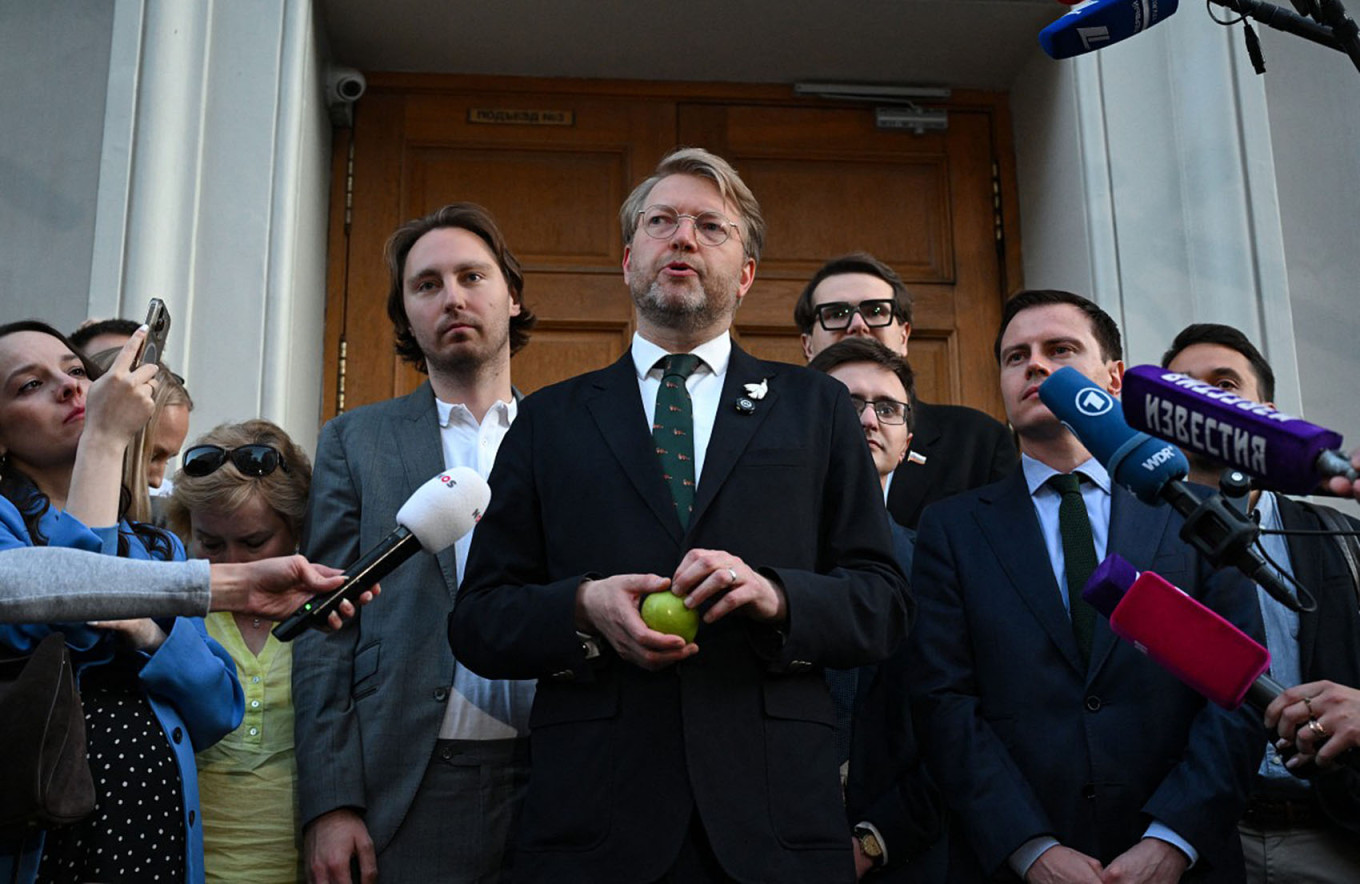 
					Yabloko party chairman Nikolay Rybakov speaks to the press outside the Supreme Court in Moscow on Aug. 10.					 					Igor Ivanko / AFP				