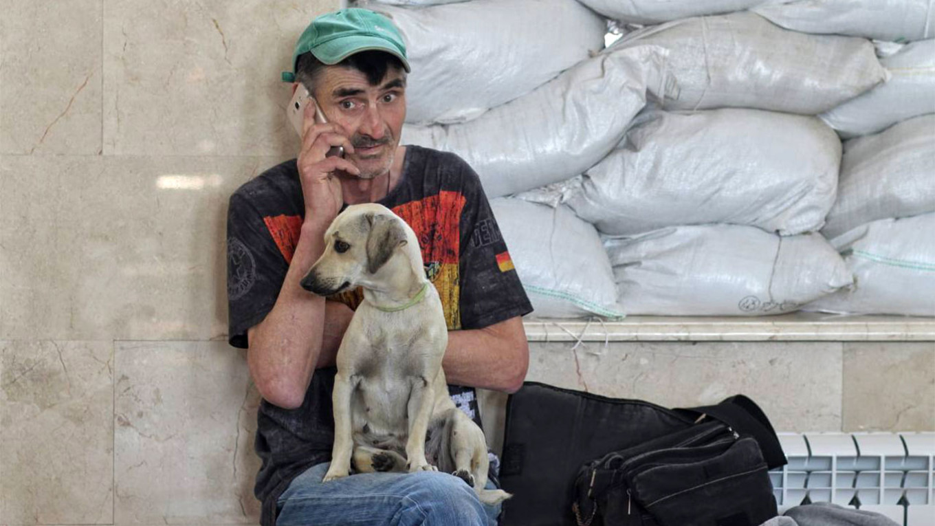 Seorang pengungsi di stasiun kereta Kherson.  t.me/mostks