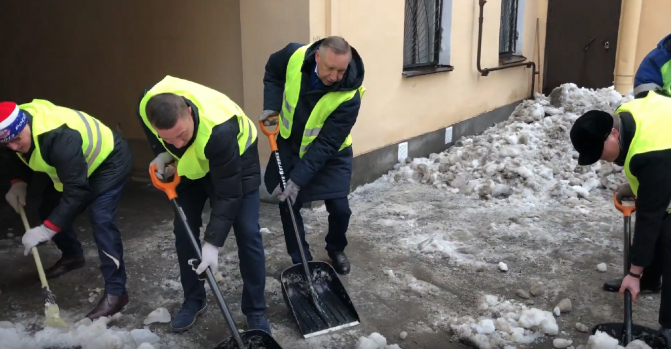 
					Beglov shoveling snow with his aides.					 					Культурная столица / Screenshot from Youtube				