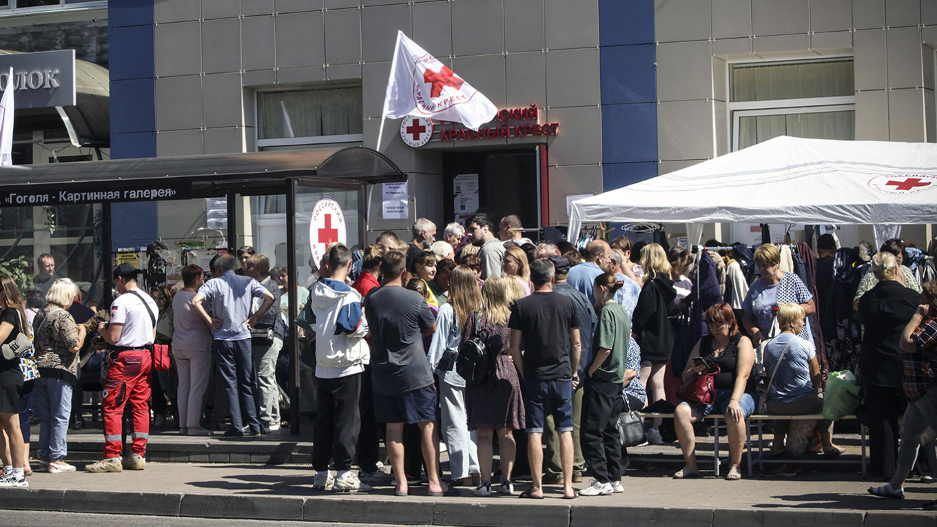 
					Evacuees line up to receive humanitarian aid at a Russian Red Cross distribution point in Kursk.					 					Tatyana Makeyeva / AFP				