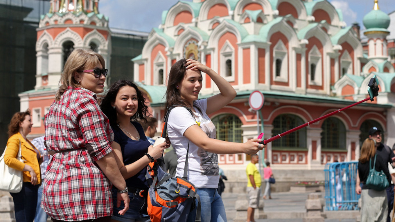 Москва туристов в год. Туристы в России. Туристы в Москве. Туристы в городе. Иностранные туристы.