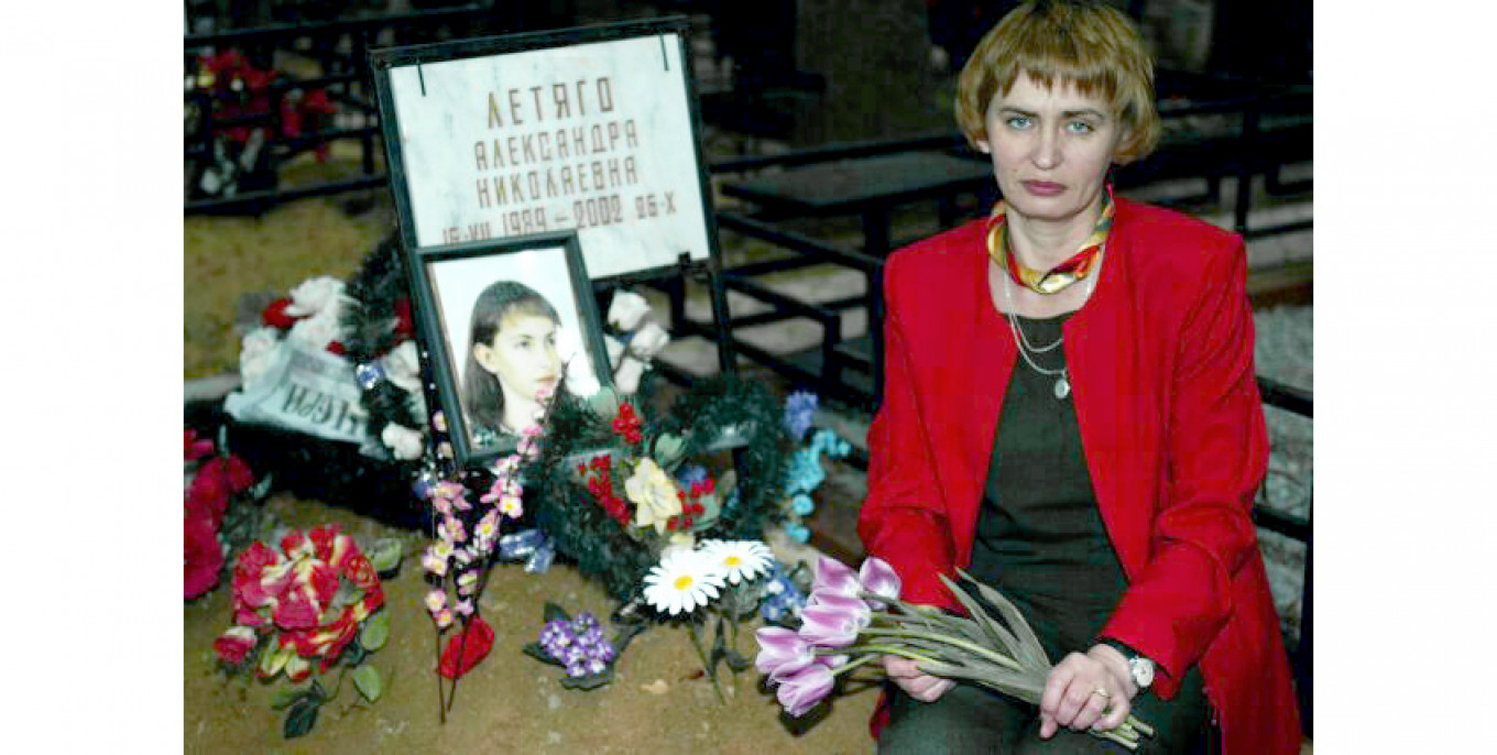 
										 					Gubareva laying flowers at her daughter's grave in a photograph posted on her web site. The girl was 13 years old / www.geocities.com				