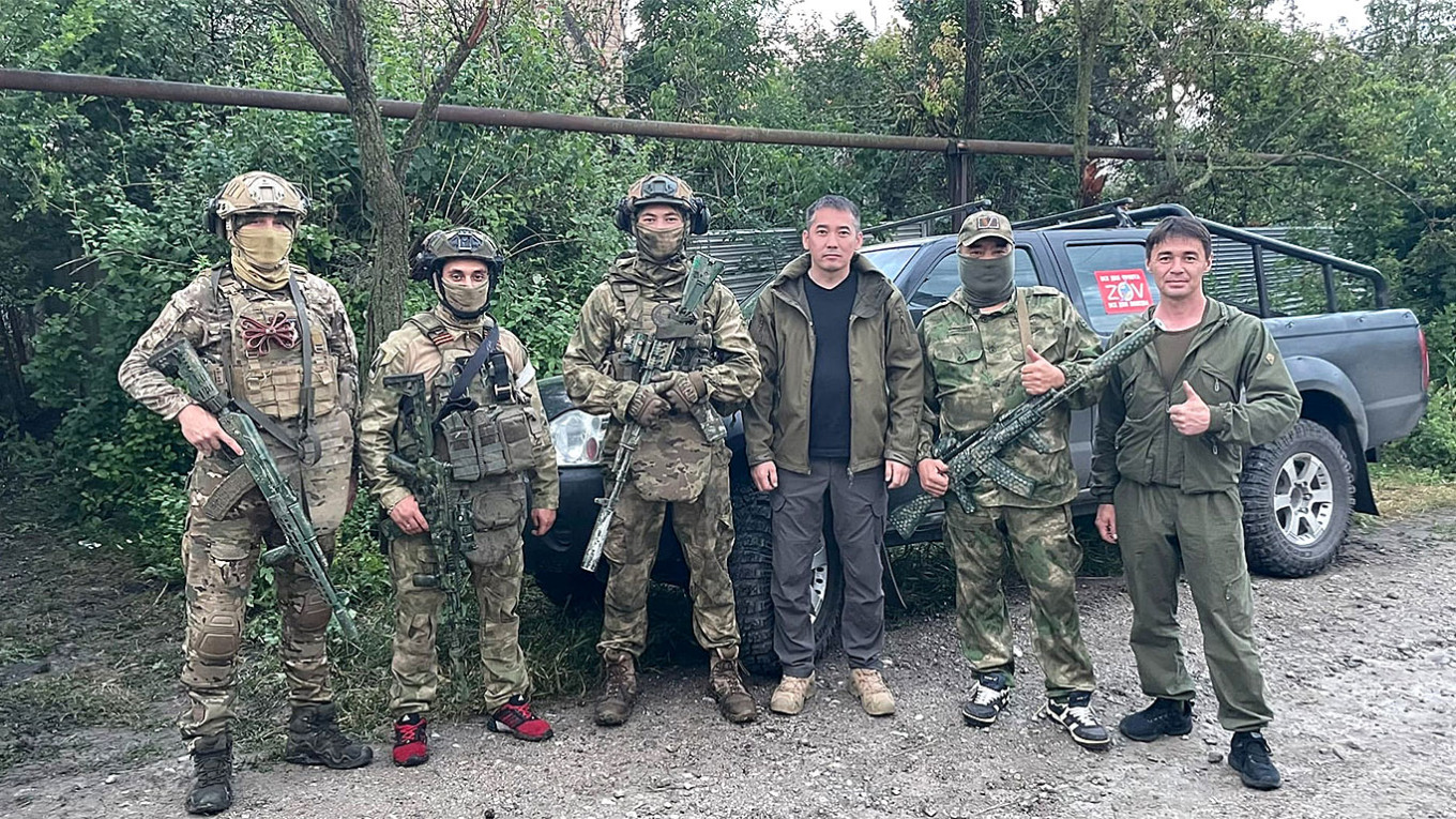 
					Mobilized servicemen from the Khorinsky district of Buryatia in the Donetsk region of Ukraine.					 					Bulat Tsirempilov / VK				