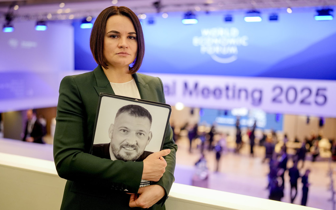 
					Belarusian opposition activist Svetlana Tikhanovskaya with a portrait of her husband Sergei Tikhanovsky at the economic forum in Davos.					 					AP / TASS				