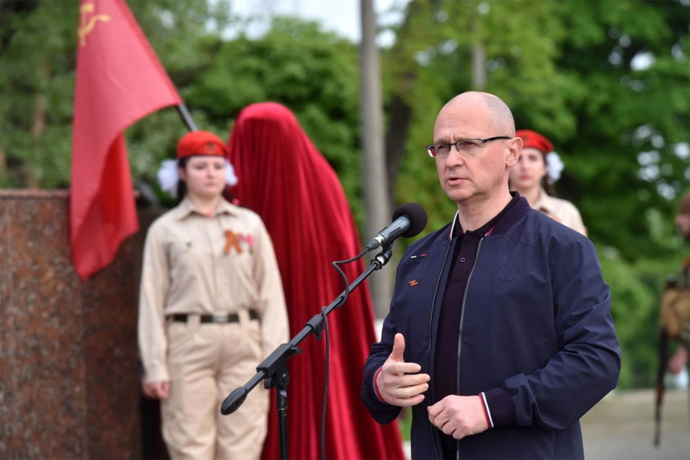 
					Kremlin official Sergei Kiriyenko taking part in the unveiling of a monument to "granny Anya" in Mariupol.					 					denis-pushilin.ru				