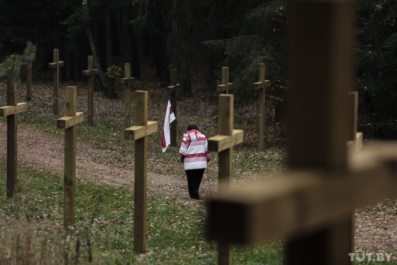 Warga Belarusia melindungi kuburan massal Soviet dari buldoser