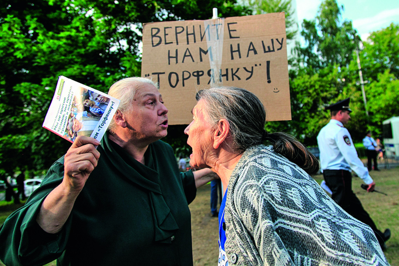 
					Many Muscovites have not welcomed the Church’s expansion boom, especially in parks. The sign says: "Give us back our Torfyanka!"					 					Artur Novosiltsev / TASS				